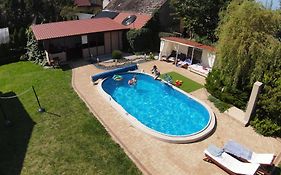 Aven'a pokoje gościnne z basenem